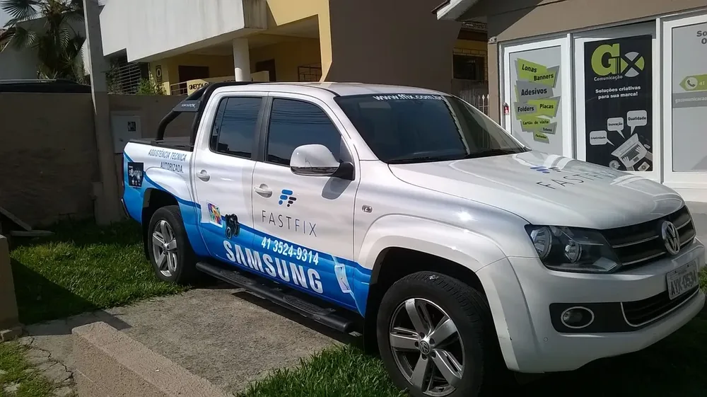 Carro de apoio adesivado da Fast Fix, usado no atendimento de TV a domicílio em Curitiba