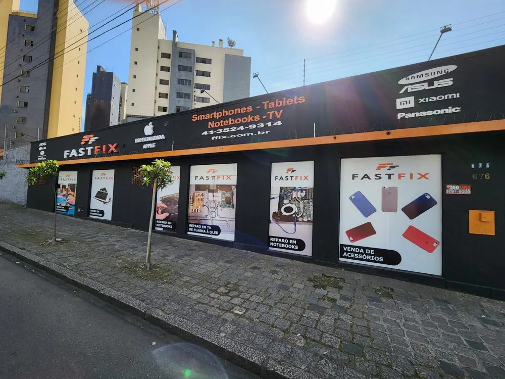Fachada da loja Fast Fix nas Mercês, Curitiba