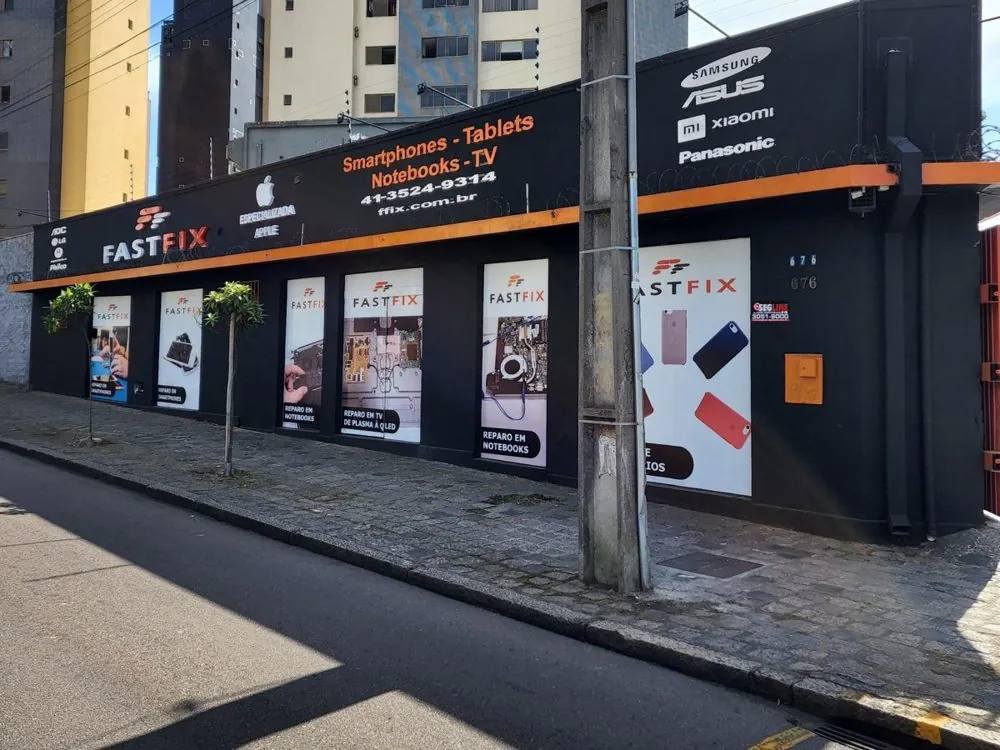 Interior da loja Fast Fix nas Mercês, em Curitiba