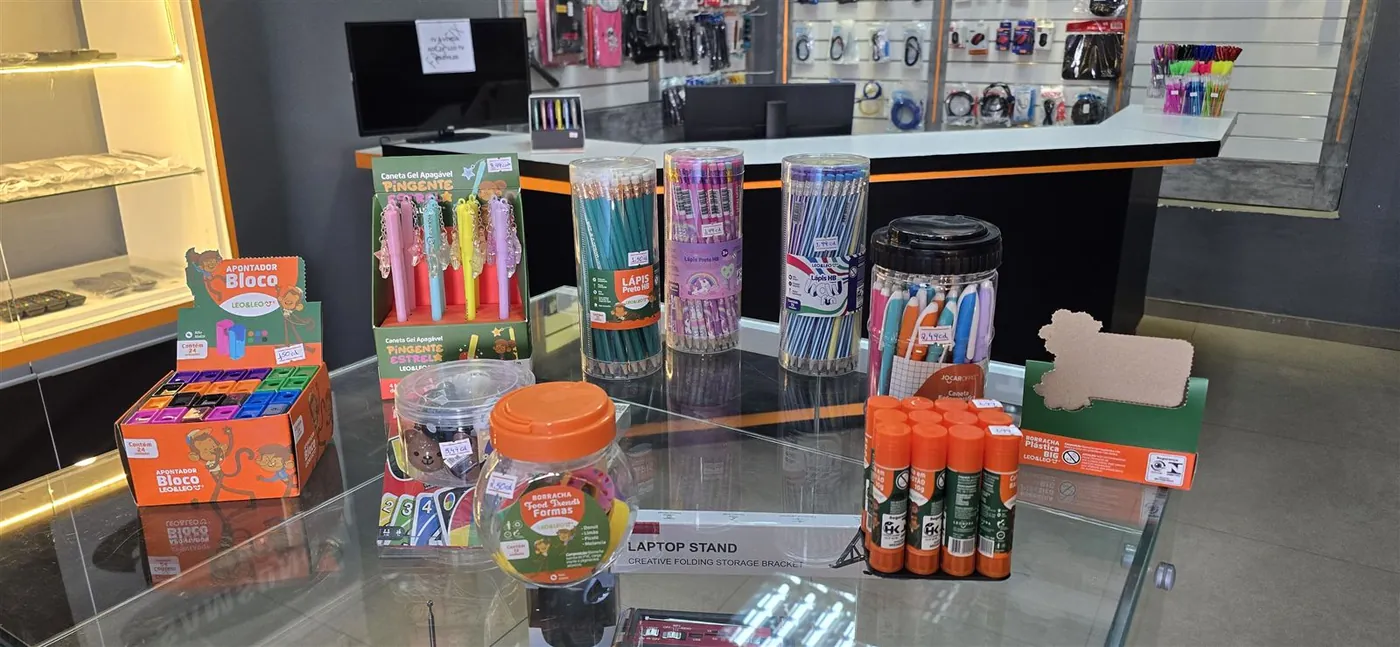 Balcão de papelaria da Fast Fix com canetas, lápis, apontadores e borrachas