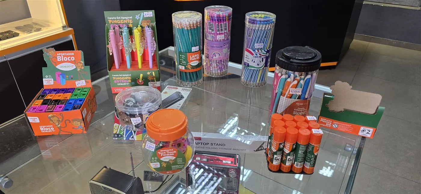 Balcão de papelaria da Fast Fix com canetas, lápis, apontadores e borrachas
