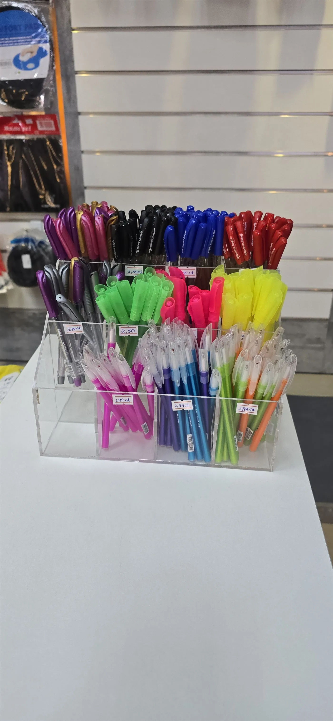 Expositor de canetas coloridas na Fast Fix